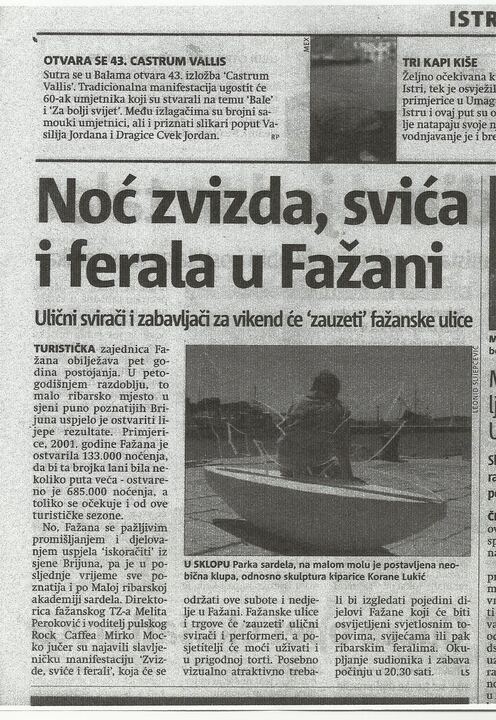 Novinski članak s fotografijom klupe na malom molu