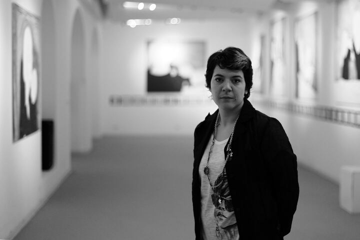 Umjetnica stoji u galerijskom prostoru